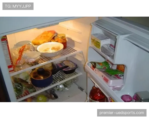 勒布朗家的冰箱里居然没有剩饭？